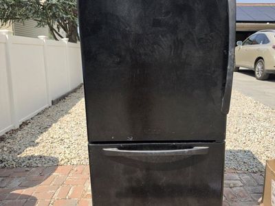 Amana refrigerator, working ice maker
