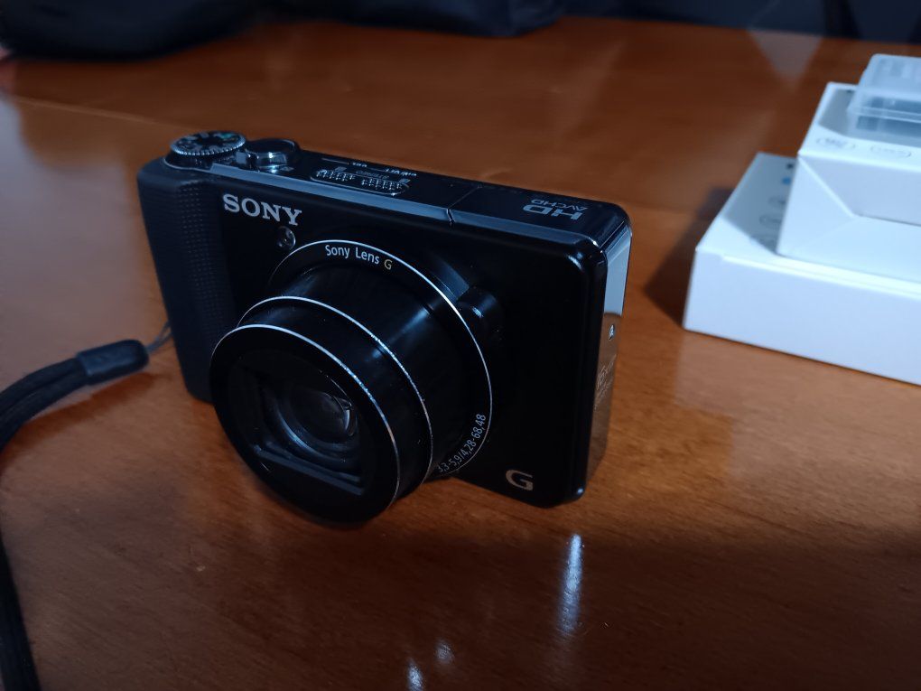 Sony Cyber-shot DSC-HX9V 16.2 MP Exmor R CMOS Digital Still Camera with 16x Optical Zoom G Lens, 3D Sweep Panorama and Full HD 1