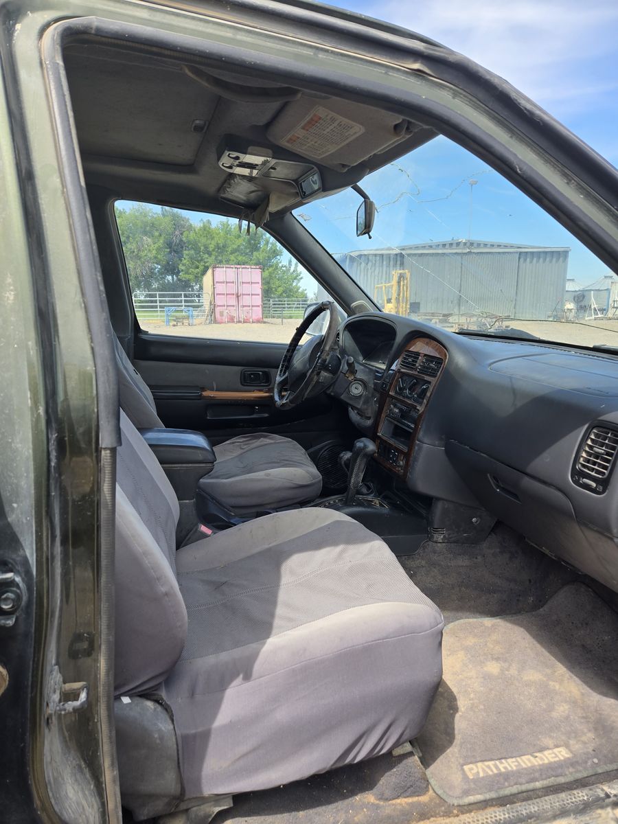 1997 Nissan Pathfinder LE