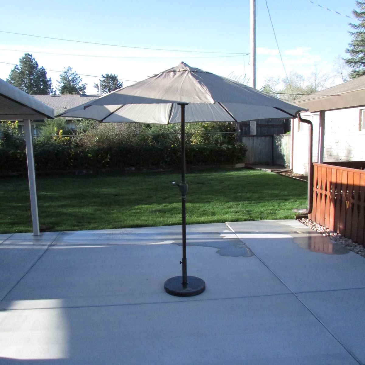 NEW 9 Ft Umbrella W/ Heavy Granite Base