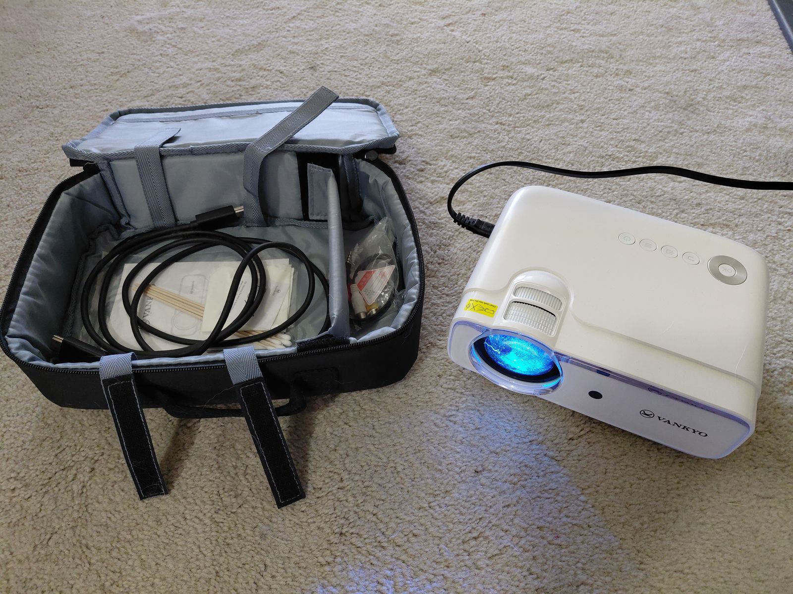 New / Unused Vankyo Leisure 430 Mini Projector + Carrying Case