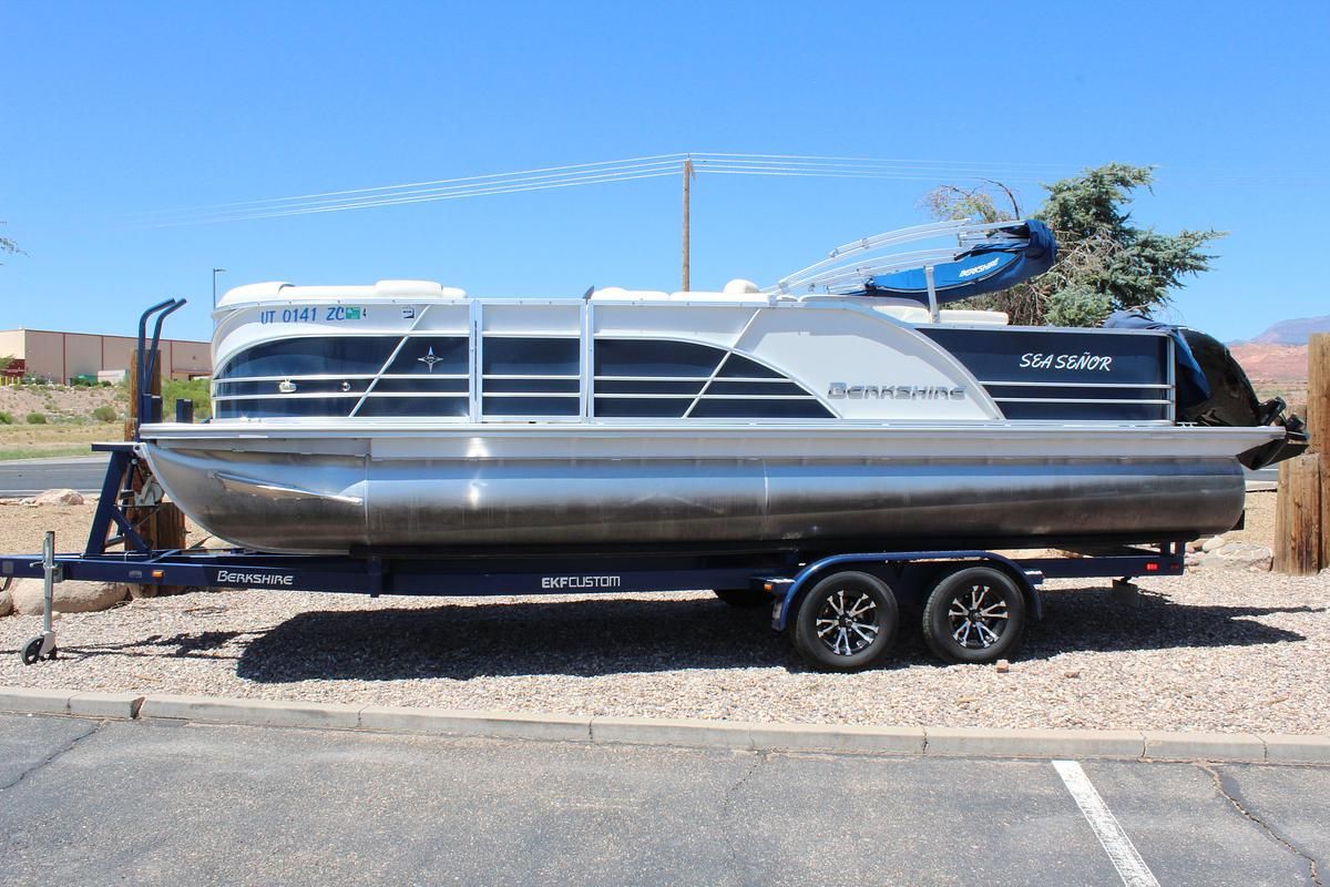 2020 Berkshire  25 STS RearFish Tritoon