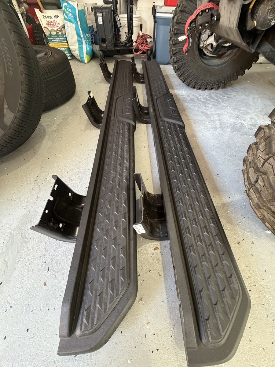 Truck Side Steps - 5th Gen Ram
