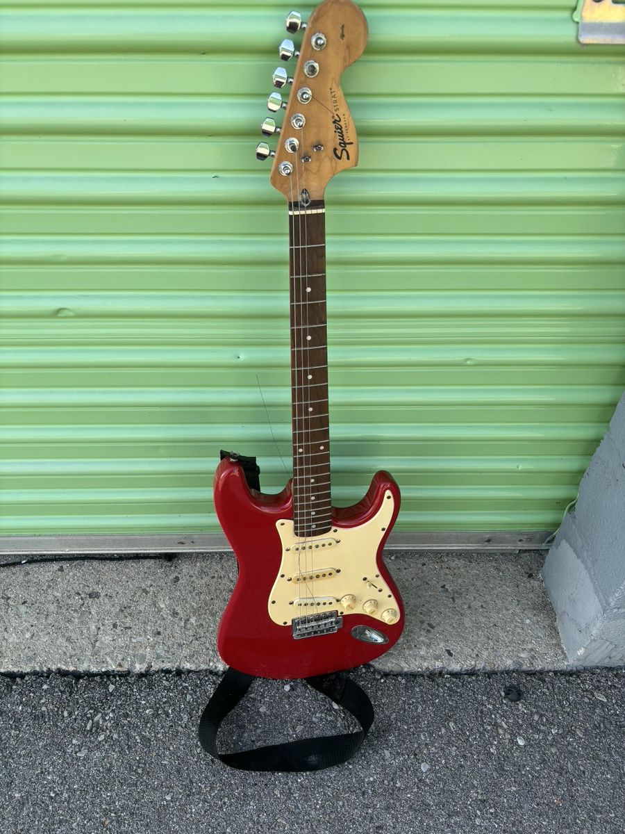 used squier affinity stratocaster guitar