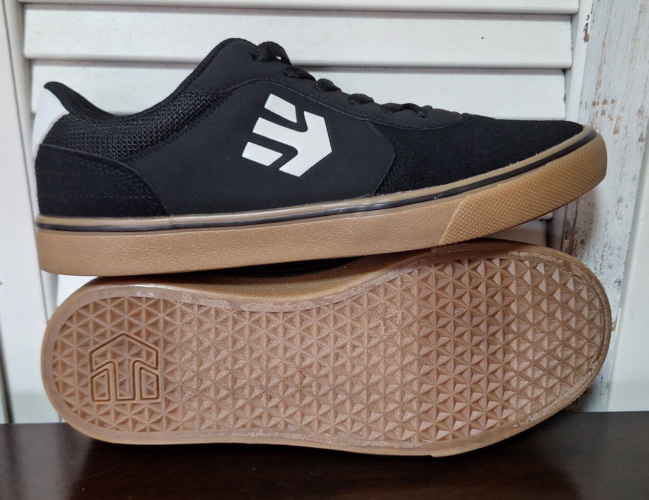 Nice pair of mens Etnies Axle Low Tops Size 7.5