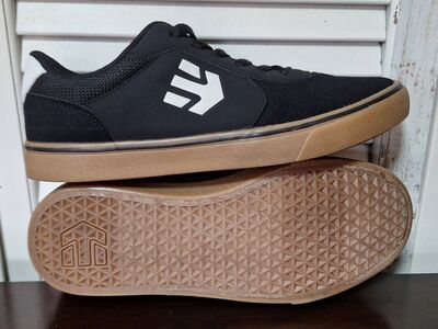 Nice pair of mens Etnies Axle Low Tops Size 7.5