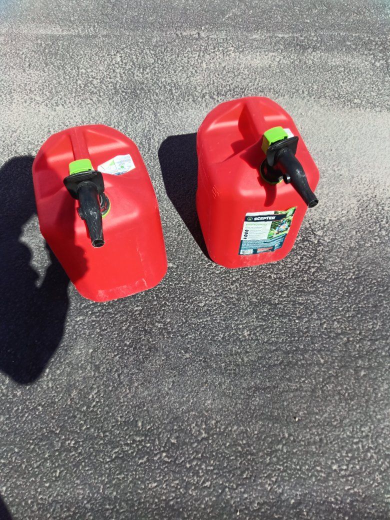 2 Specter 5-gal Gas Cans With Safety Spout Like Ne