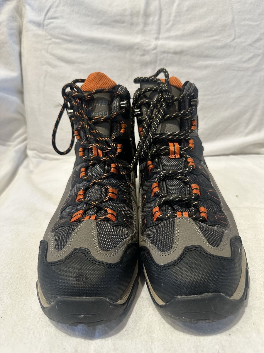 Hi-Tec men’s size 9.5 black/tan WP mid, hiking boots, in lightly used condition