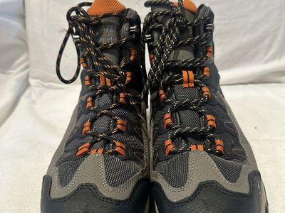 Hi-Tec men’s size 9.5 black/tan WP mid, hiking boots, in lightly used condition
