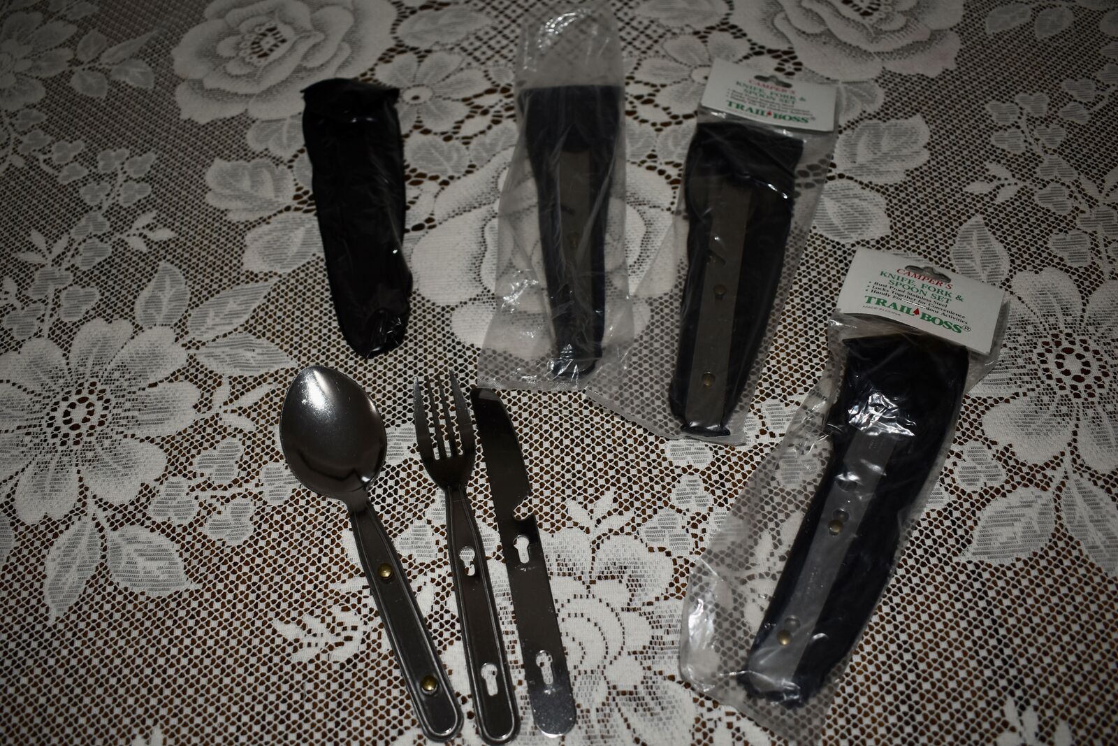 SET OF 4 NEW VINTAGE TRAIL BOSS BRAND STAINLESS STEEL FLATWARE WITH KNIFE, SPOON AND FORK SET WITH A CASE FOR CAMPING