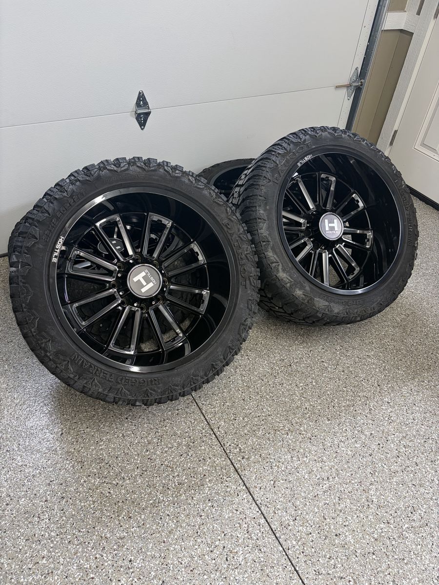 22x12 hostile 8x180 wheels on 33x12.50R22 tires