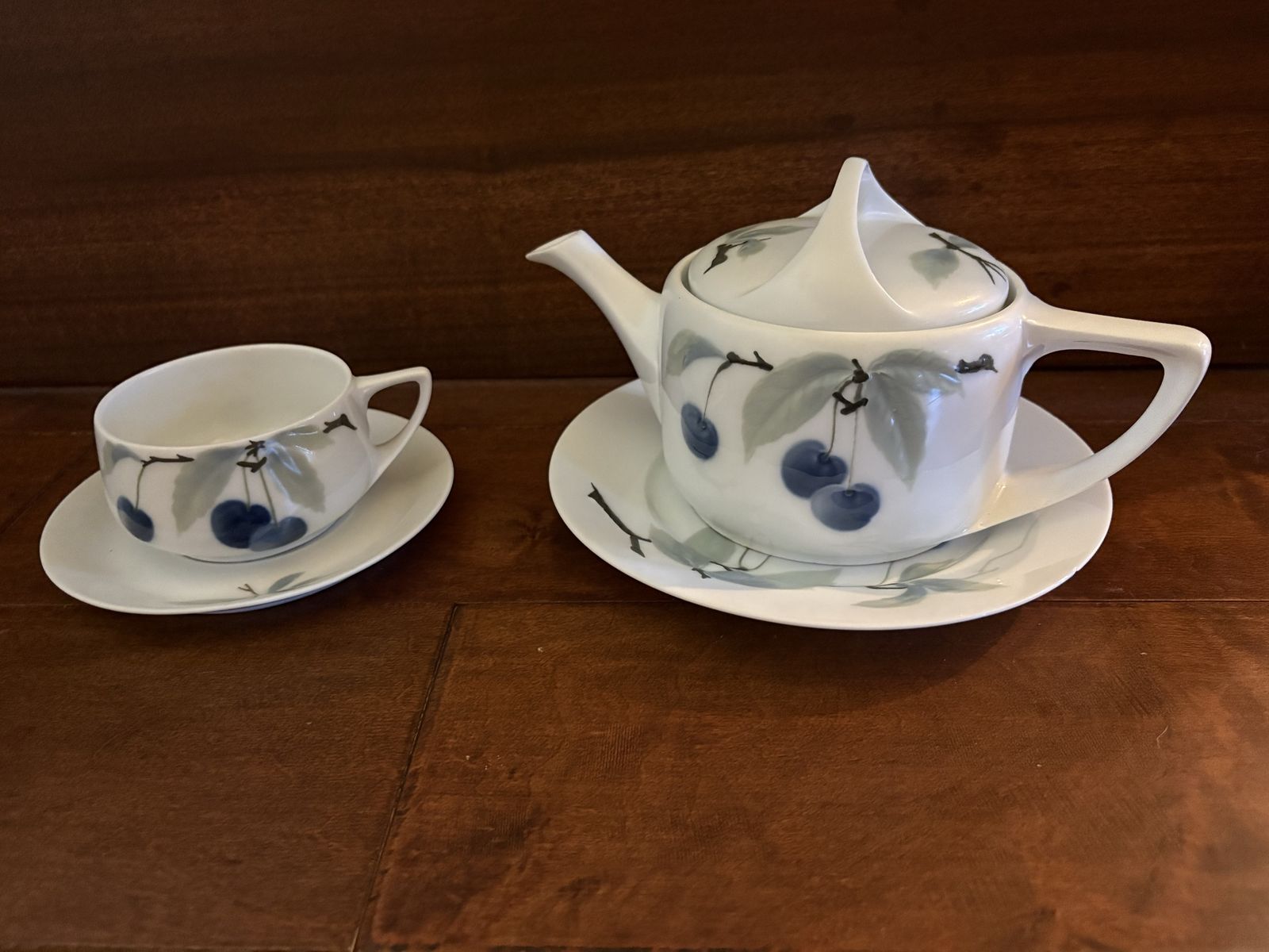 Bavarian Rosenthal Donatello Teapot, Cup & Saucers 1900s