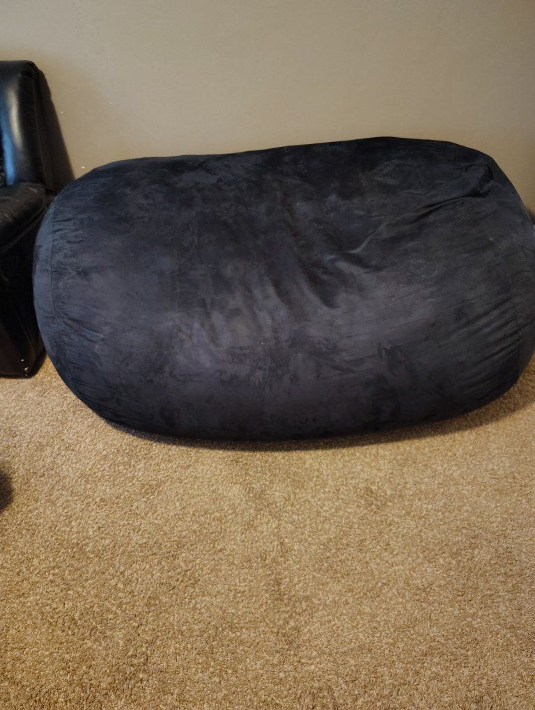 Oversized Bean Bag Chair – Soft & Cozy – Great Condition