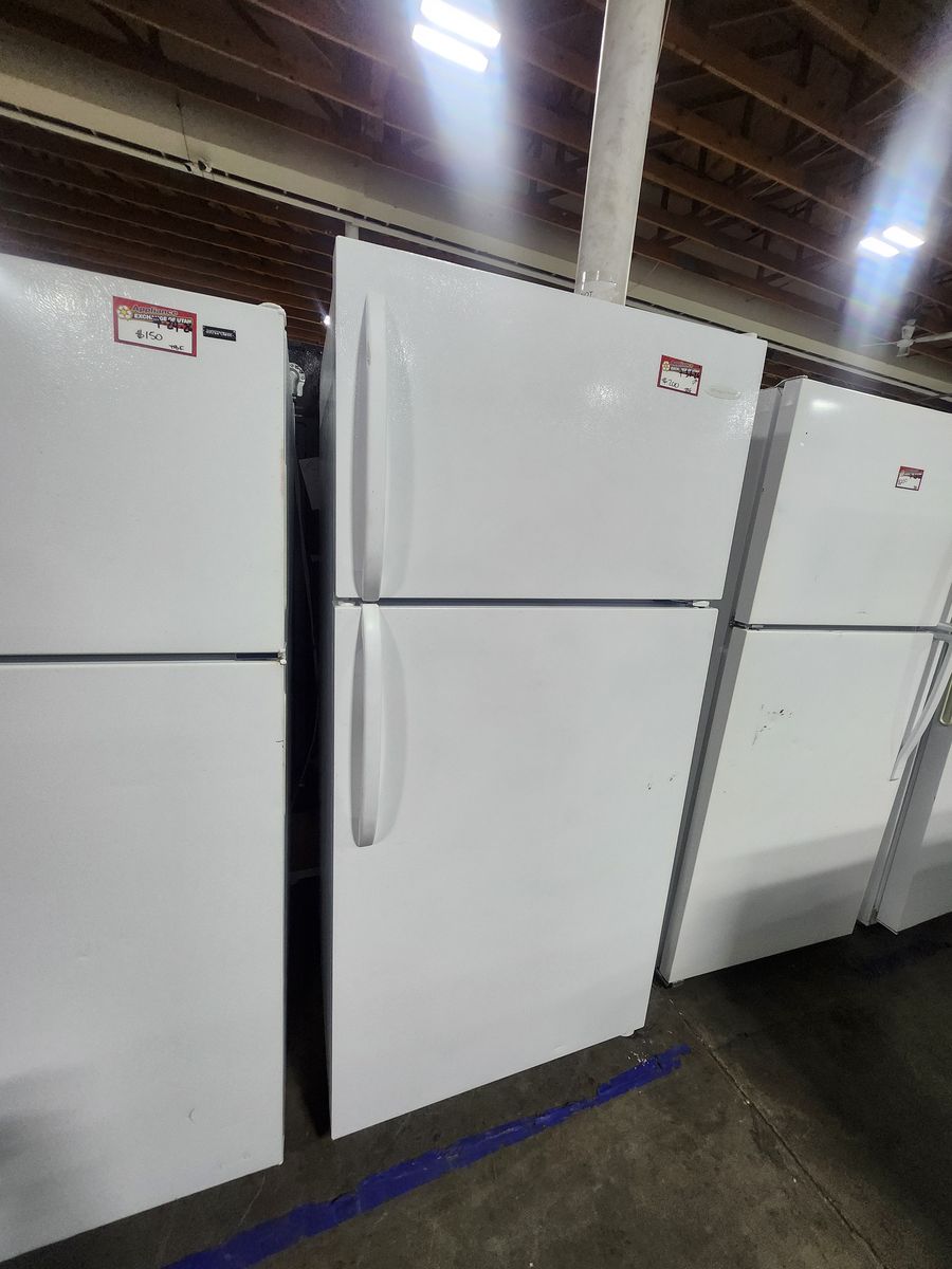 Frigidaire White Top-Freezer Refrigerator with Adjustable Wire Shelves & Crisper Drawers