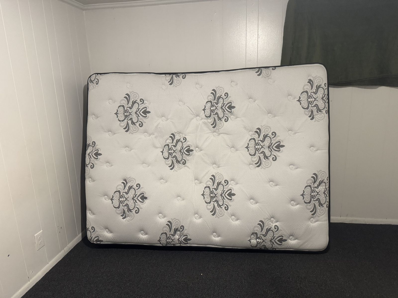 Beatiful  Queen Size Matress In Excellent Conditio