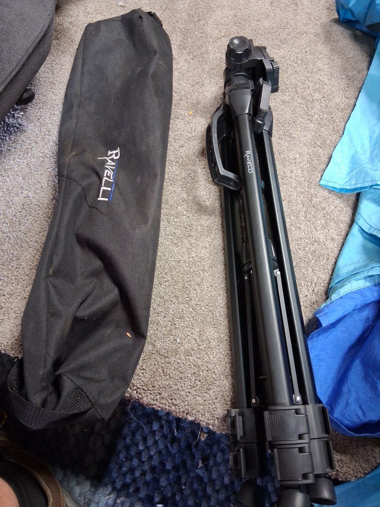 Ravilli Tripod 25" to 49" Adjustable Like New!