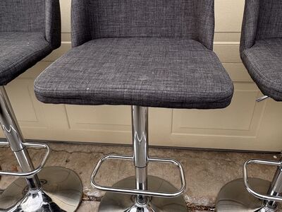6 ADJUSTABLE HEIGHT BAR STOOLS