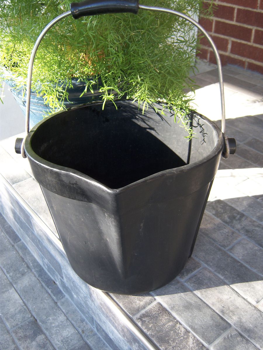HEAVY DUTY BLACK RUBBER PAIL - 12 QUART