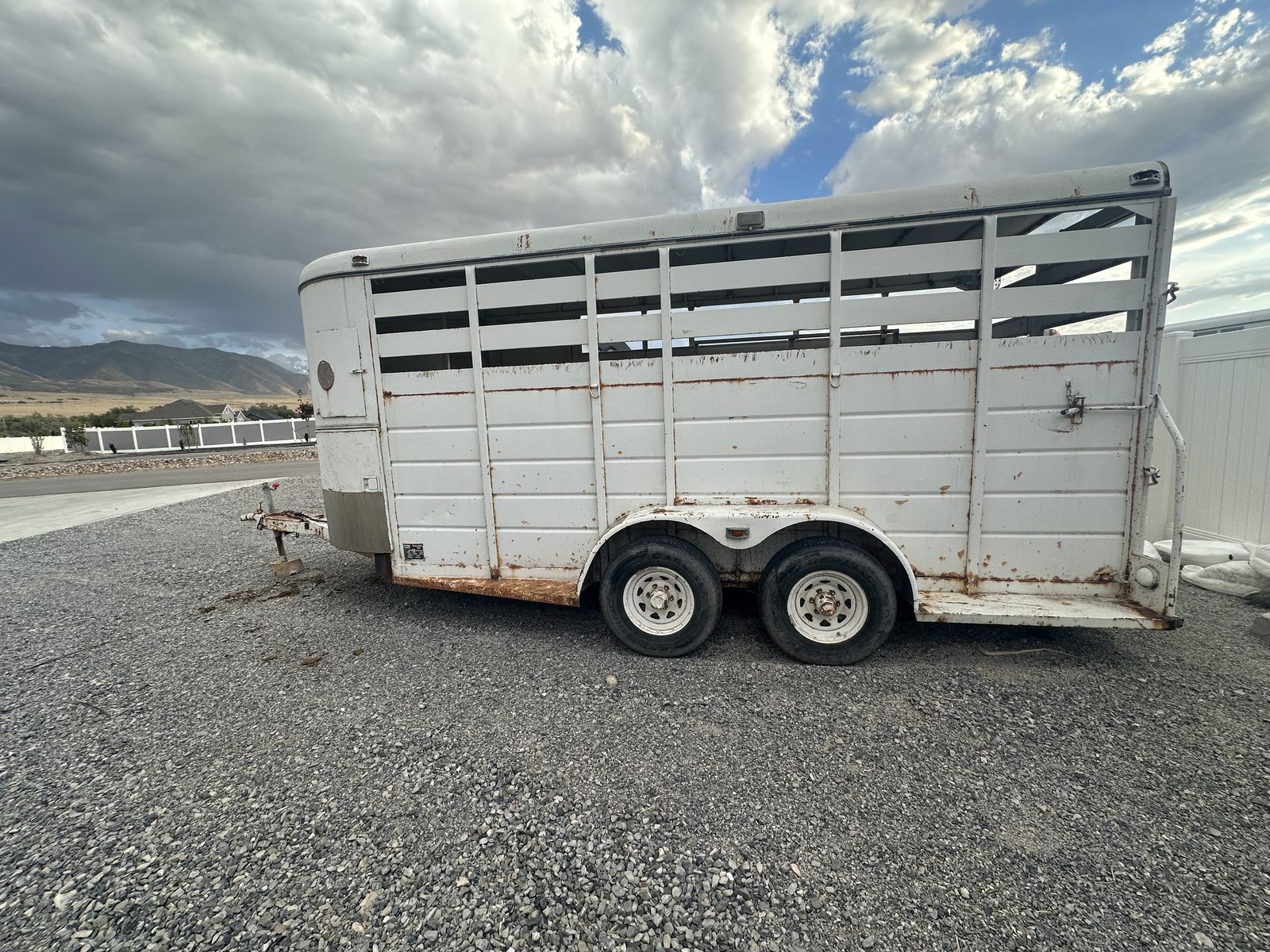 CM Trailers Stock Horse Trailer Dual Axle Bumper Pull White Used