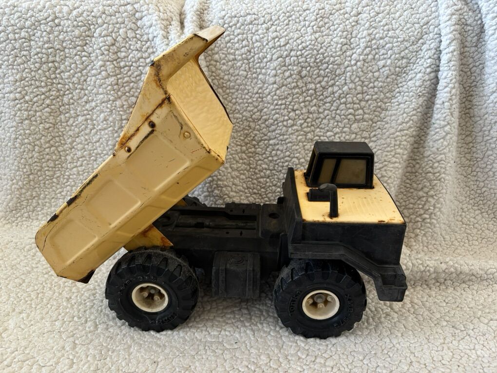 Vintage Yellow Metal Tonka Dump Truck