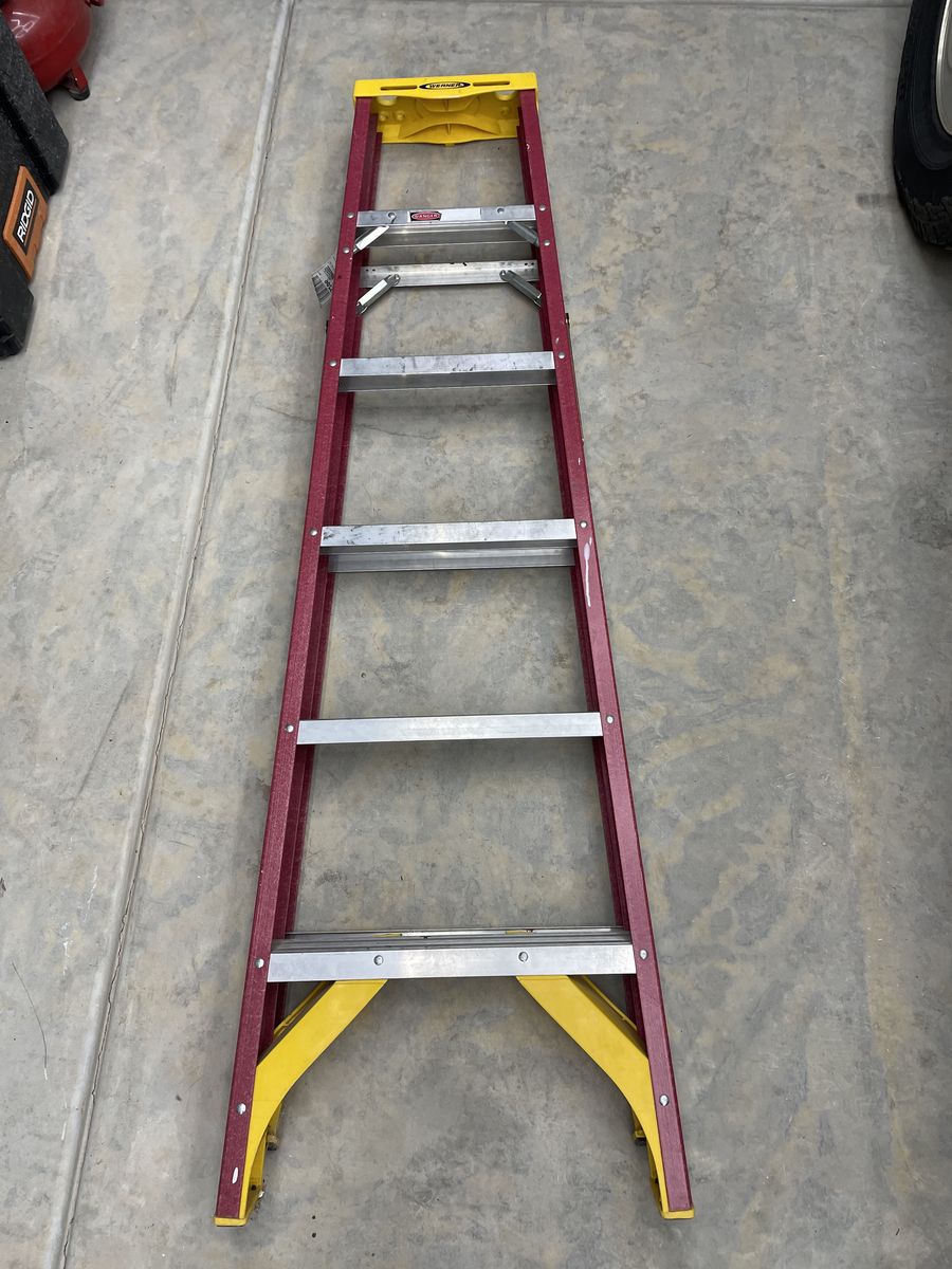 6ft Fiberglass ladder