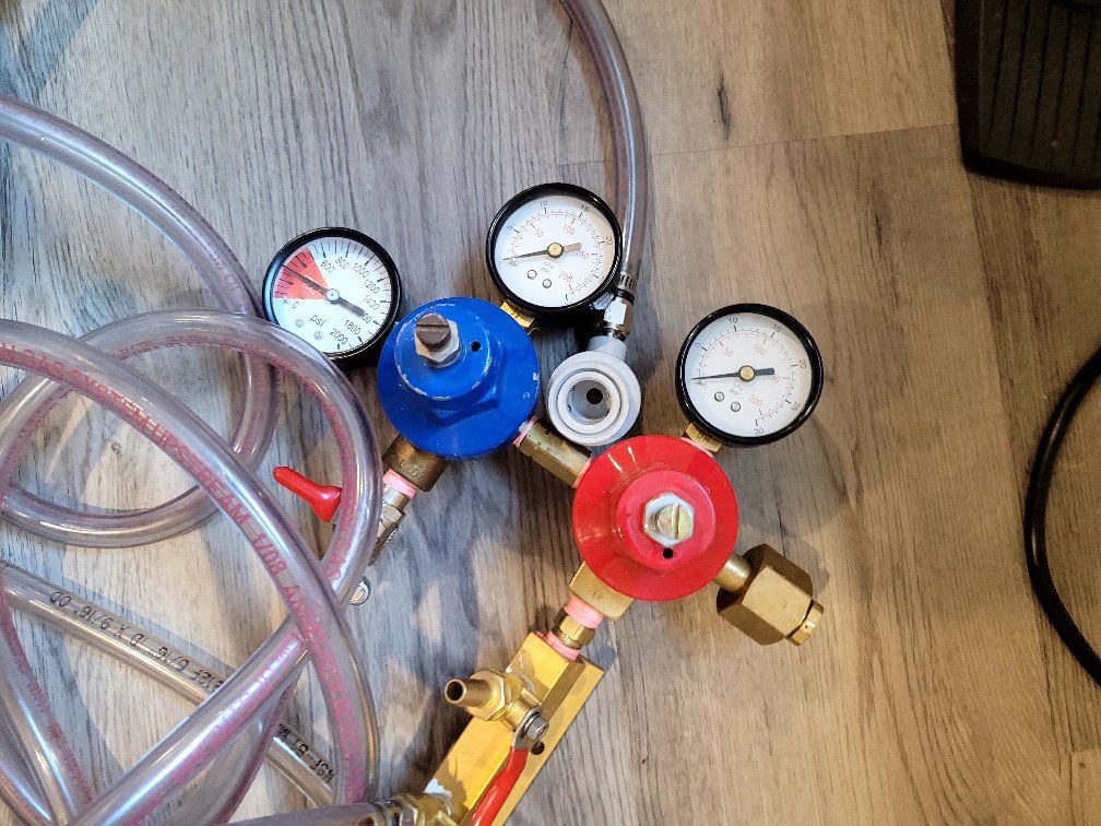 distribution manifold for CO2 with regulators