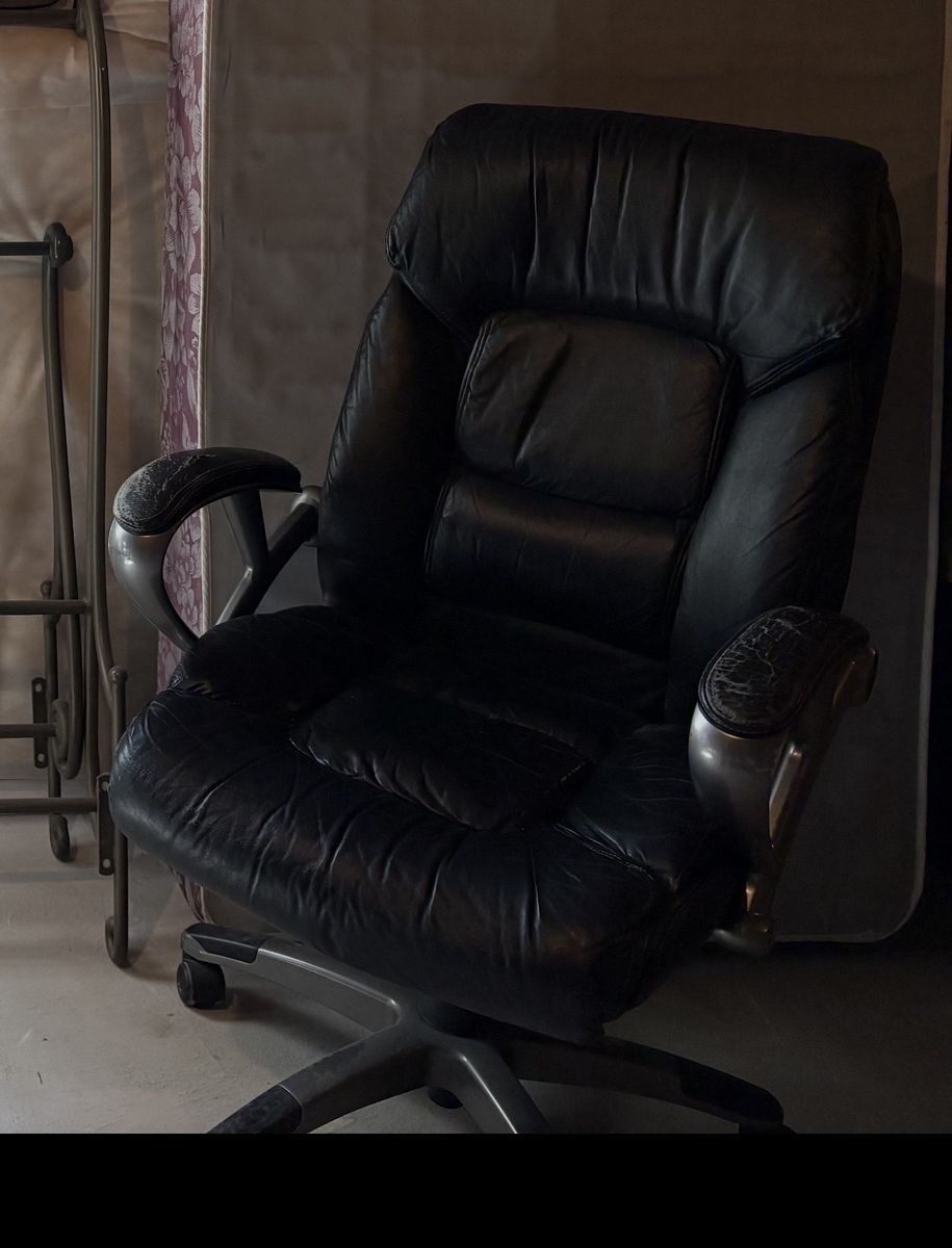 Black office chair