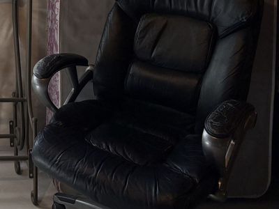 Black office chair