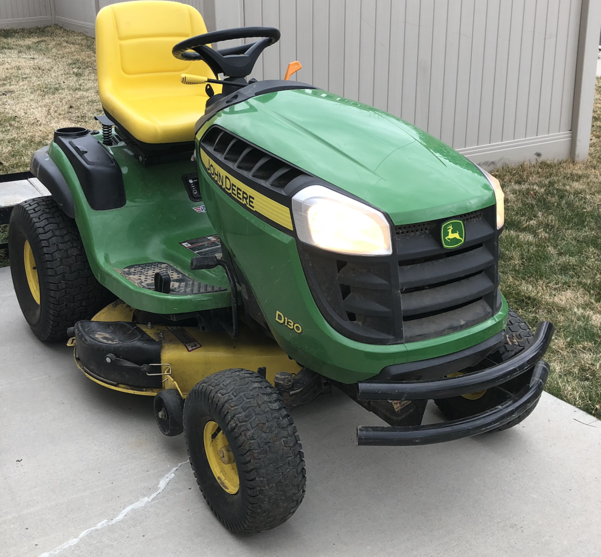 John Deere D130 Lawn Tractor / Lawn Mower