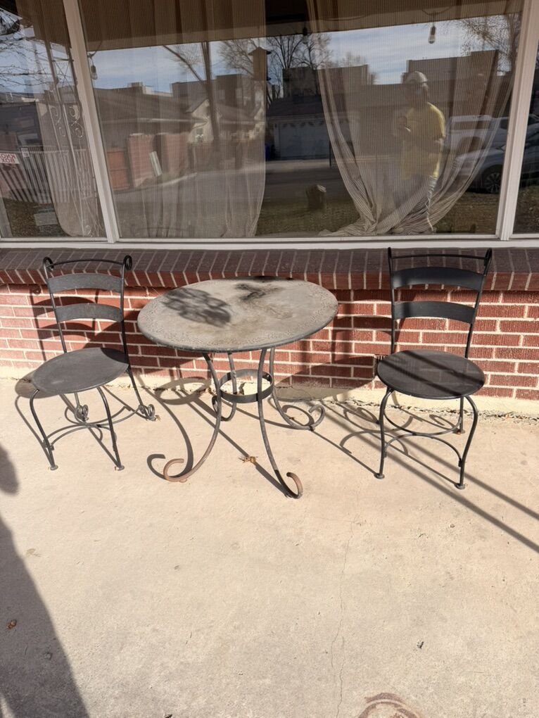 Outdoor/patio table And Chairs