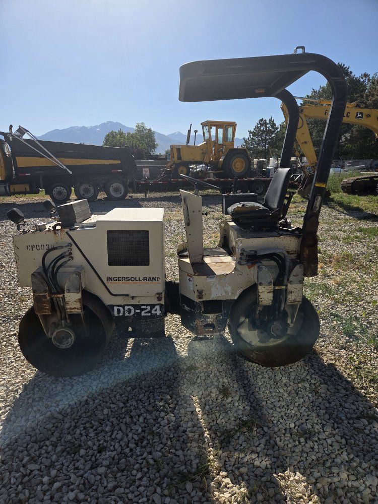 Ingersoll-Rand DD-24 Vibratory Double Drum Asphalt Roller Compactor