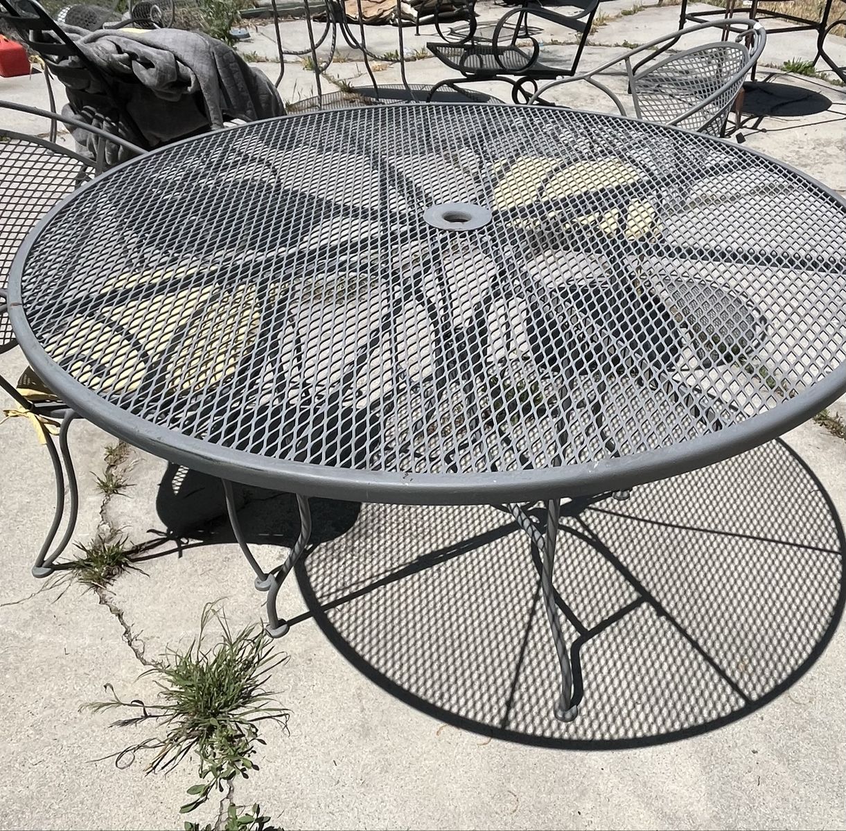 Outdoor Patio Dining Table Round Mesh Metal Gray with Umbrella Hole Durable Weather-Resistant