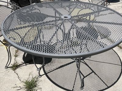 Outdoor Patio Dining Table Round Mesh Metal Gray with Umbrella Hole Durable Weather-Resistant