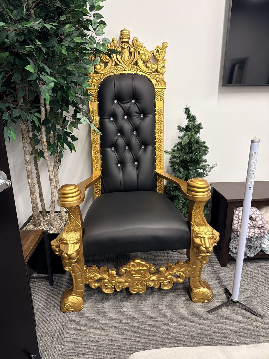 Luxury Gold & Black Tufted Throne Chair - Lion Head Accents, Regal Seating