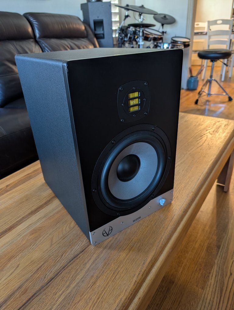 Eve Audio SC208. Bi-amped studio monitor, Powered Speaker
