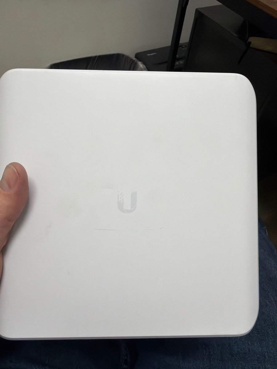 Ubiquiti UniFi Network Lite 16 PoE Switch - USW-Lite-16-PoE, 16-Port Managed Gigabit Ethernet