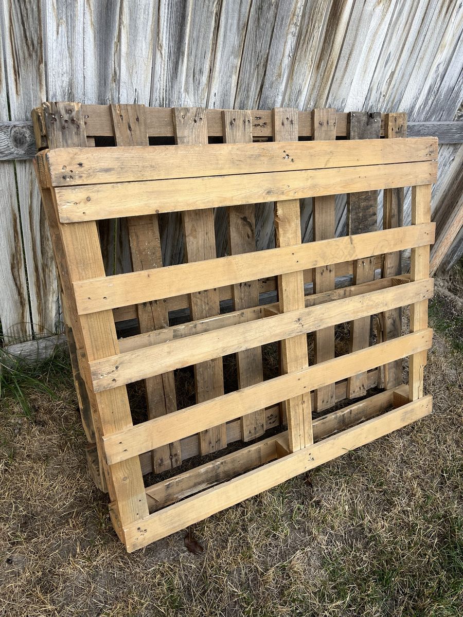Two free pallets in Sandy