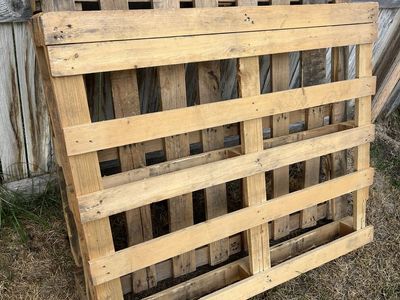 Two free pallets in Sandy
