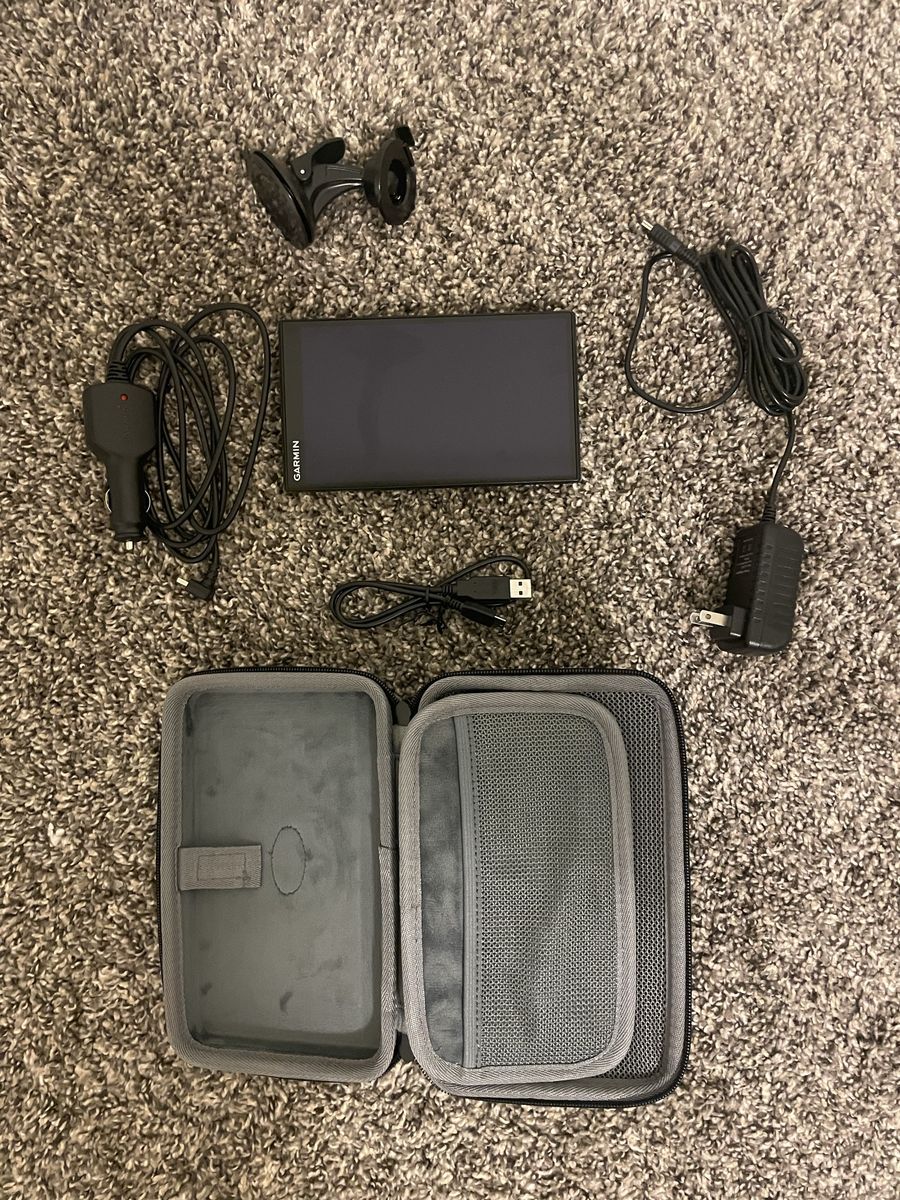 Garmin DriveSmart 61 LMT-S GPS Navigator with Traffic, Maps, Mount & Case