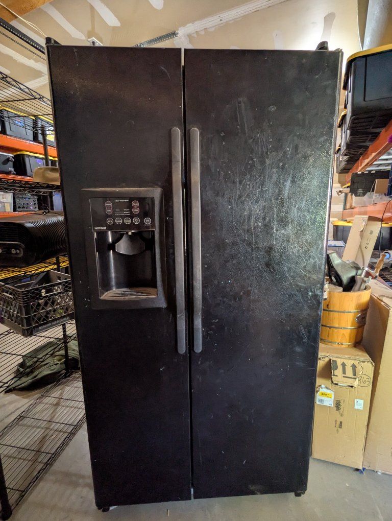 Hotpoint HSS25GFTC BB Side-by-Side Refrigerator Freezer with Water/Ice Dispenser, Black