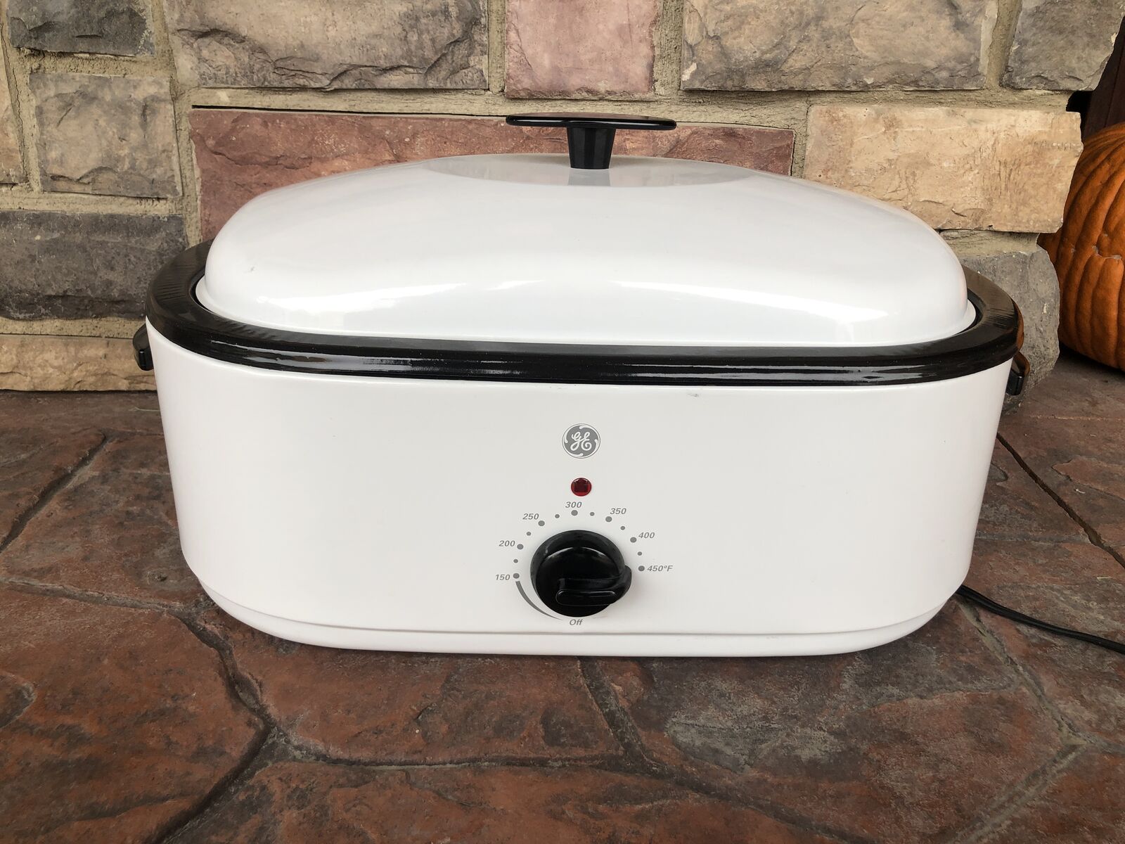 GE Roaster Oven with Buffet Server Inserts and Rack