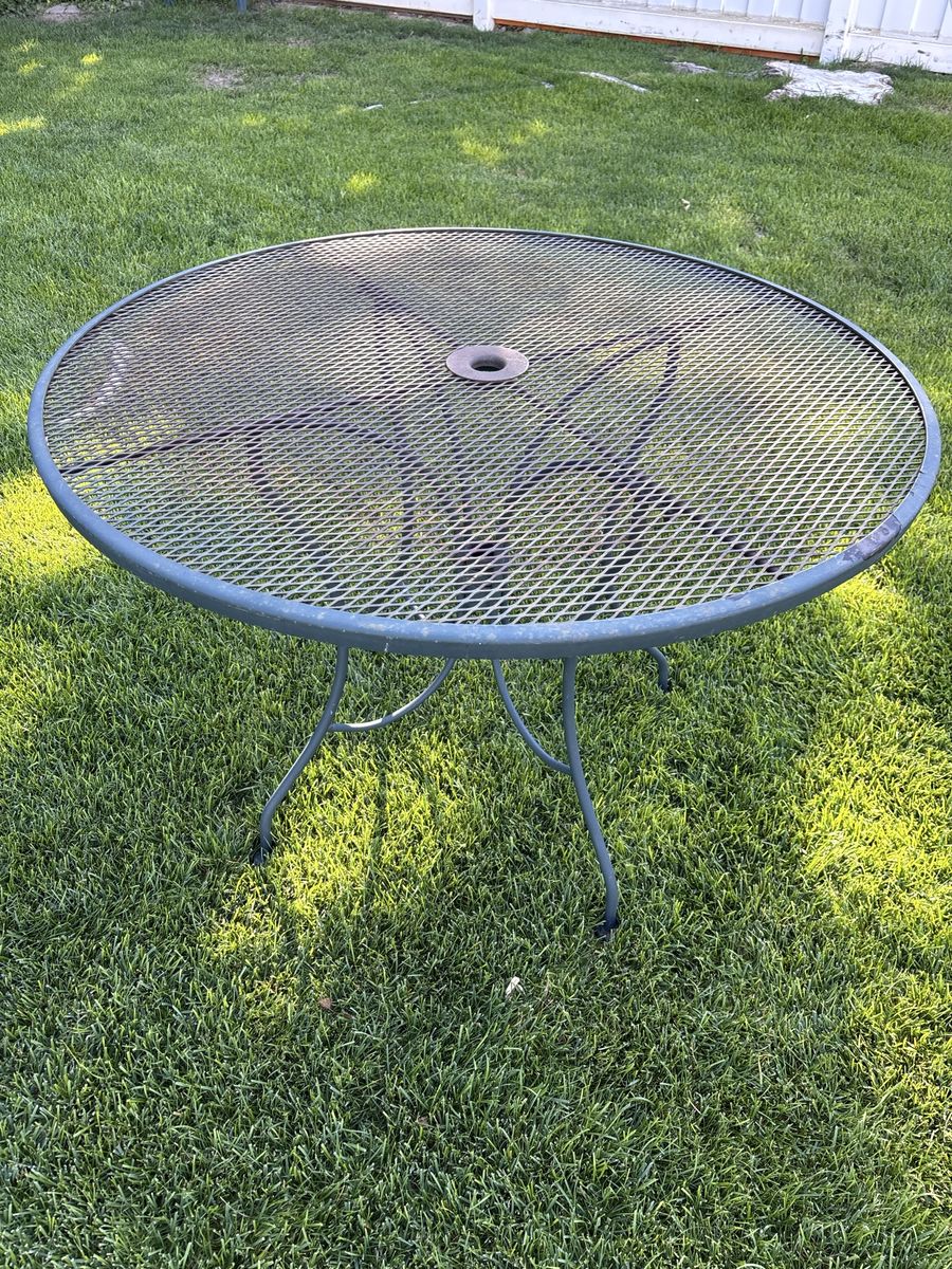 Woodard Round Mesh Patio Table 