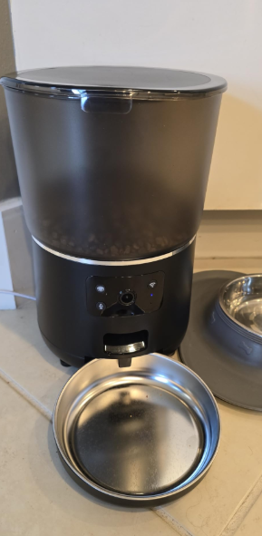 New in box Automatic Cat Feeder with Camera