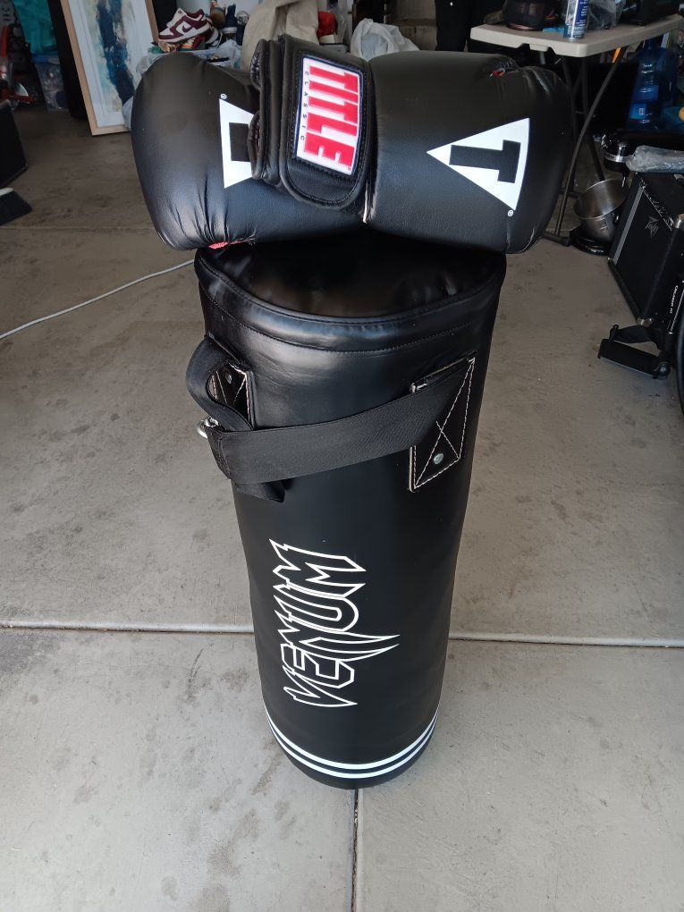 Venum Classic 70 lb Heavy Punching Bag Kit – Boxing & MMA Training – Black/White – 48” Assembled & Boxing Gloves included. Excel