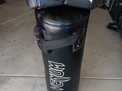Venum Classic 70 lb Heavy Punching Bag Kit – Boxing & MMA Training – Black/White – 48” Assembled & Boxing Gloves included. Excel