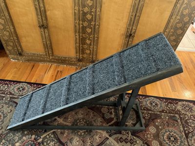 Adjustable Wooden Pet Ramp with Carpeted Non-Slip Tread
