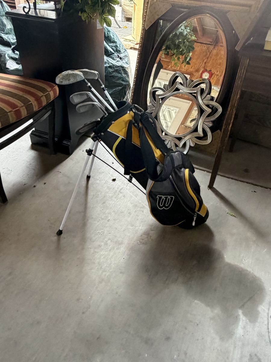 YOUTH (8-10) LEFTY Wilson Golf Bag with Stand, Black and Yellow, Used Golf Clubs Included