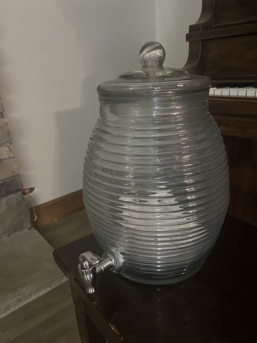 Glass Beverage Dispenser with Spigot and Lid