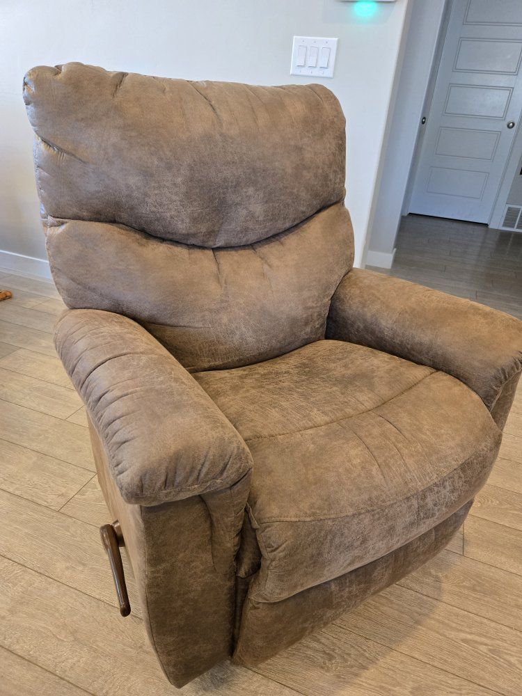 La-Z-Boy Rocker Recliner - Excellent Condition
