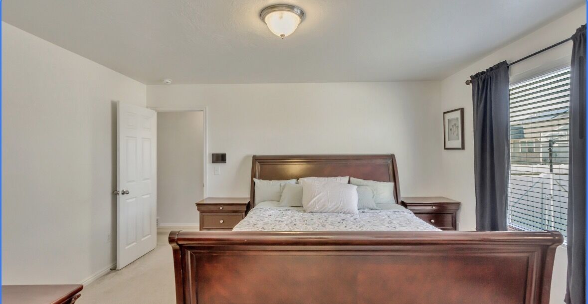 King Size Sleigh Bed / Full Set